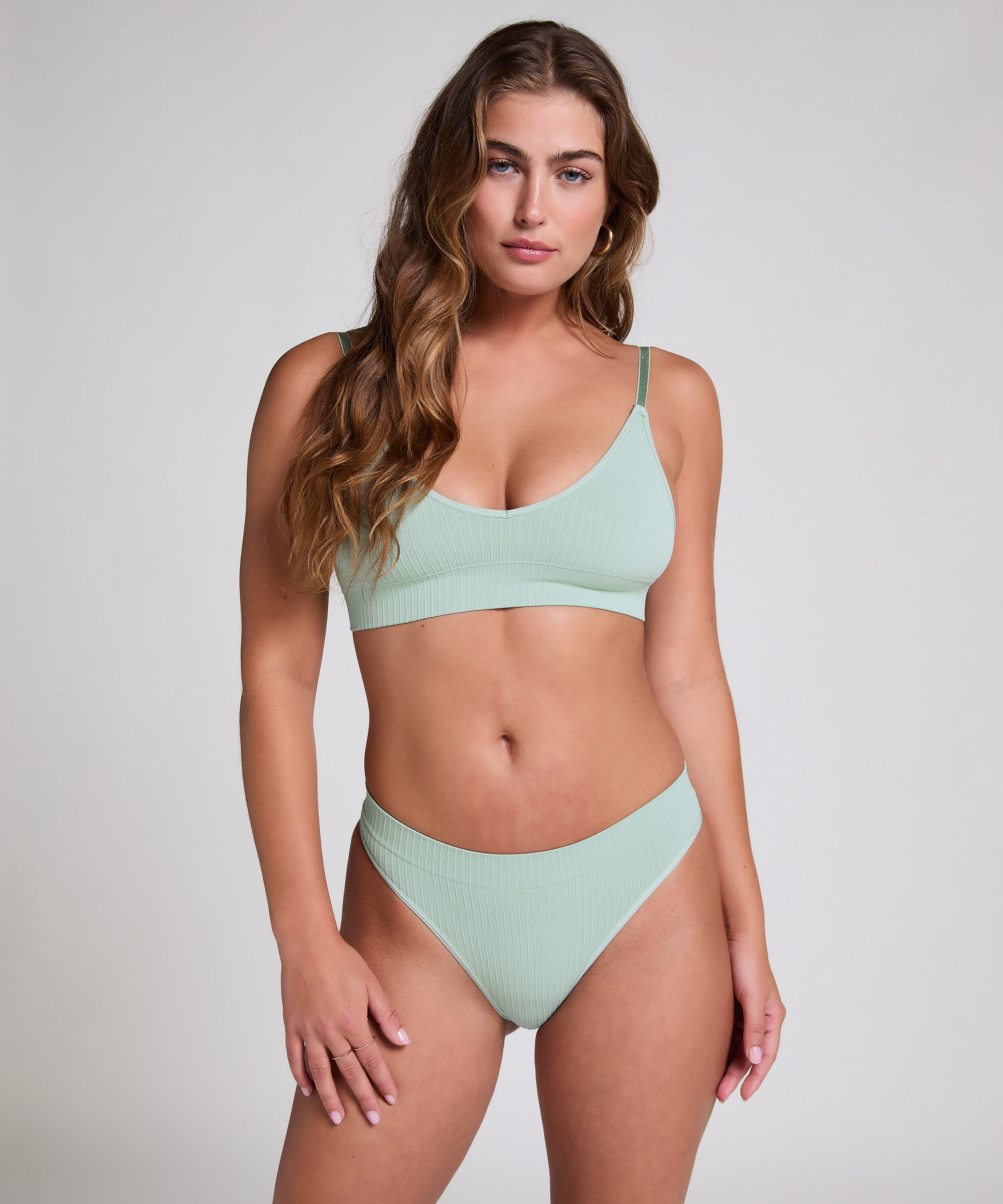 Hoch ausgeschnittener String Dianne