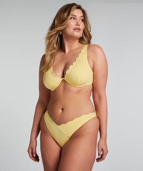 Bikini Slip mit hohem Beinausschnitt Scallop, Gelb