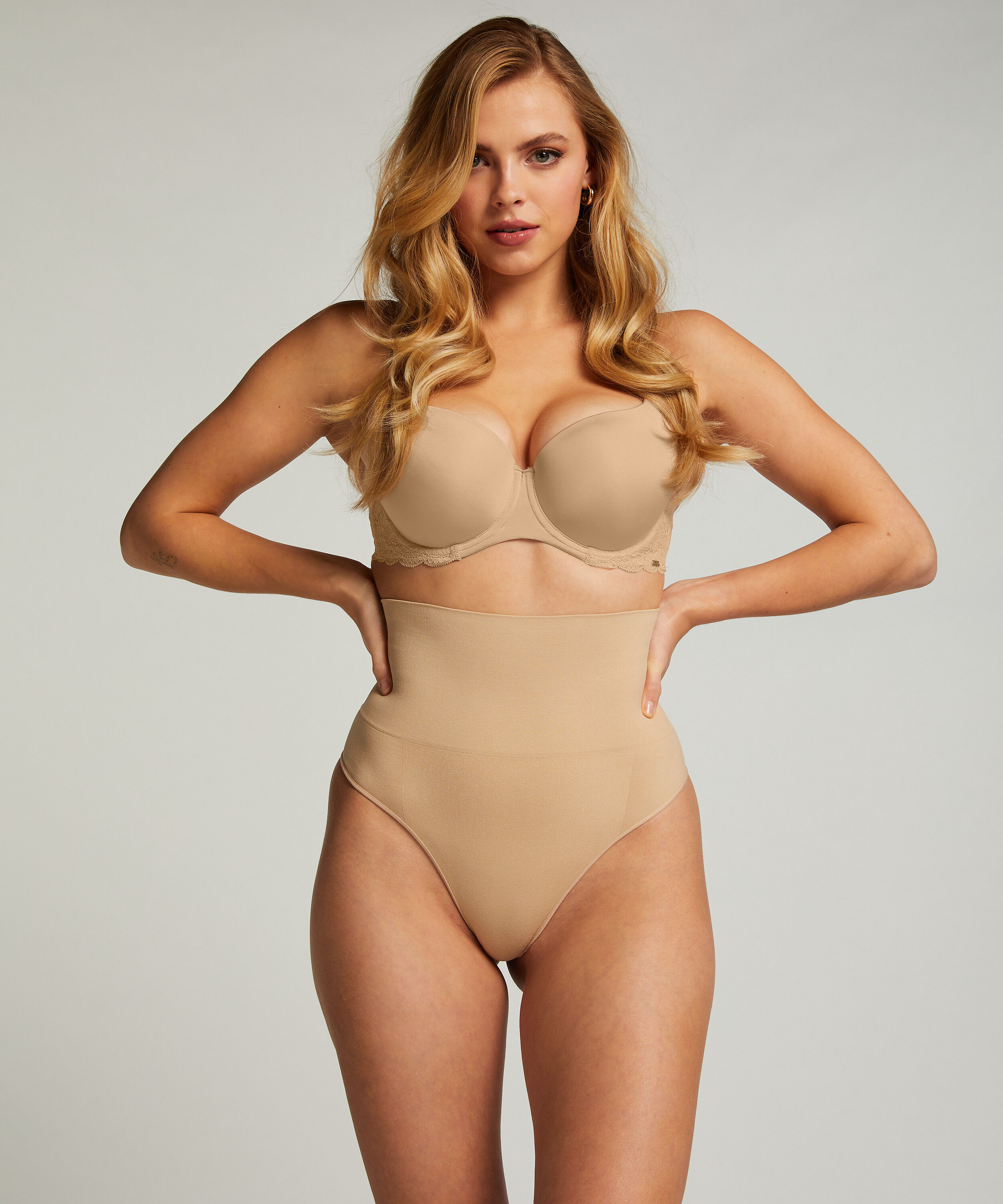 Hoher, straffendes String, seamless, Beige Hoher, straffendes String, seamless, Beige