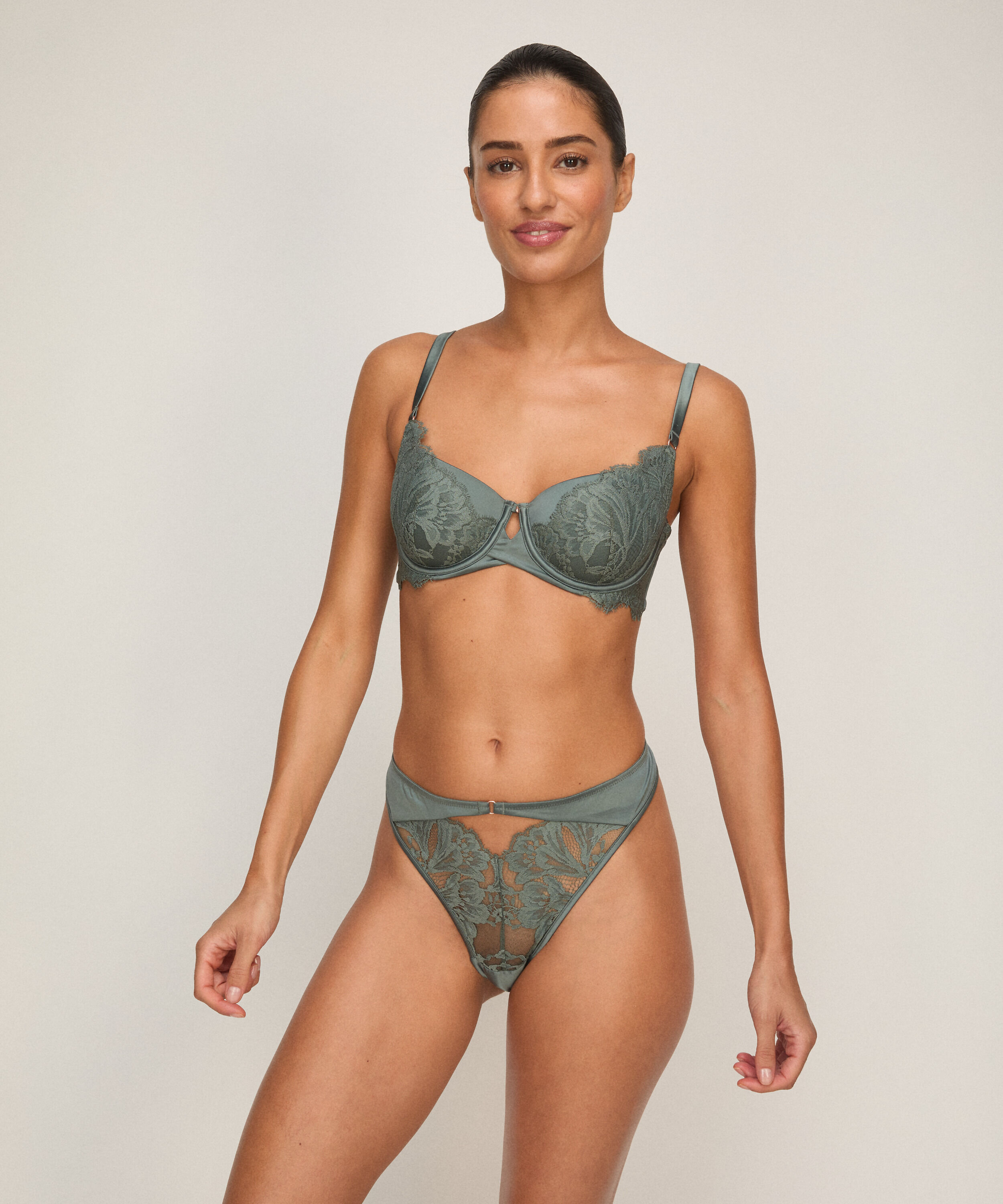 Grace Brazilian mit hohem Beinausschnitt, Grün
