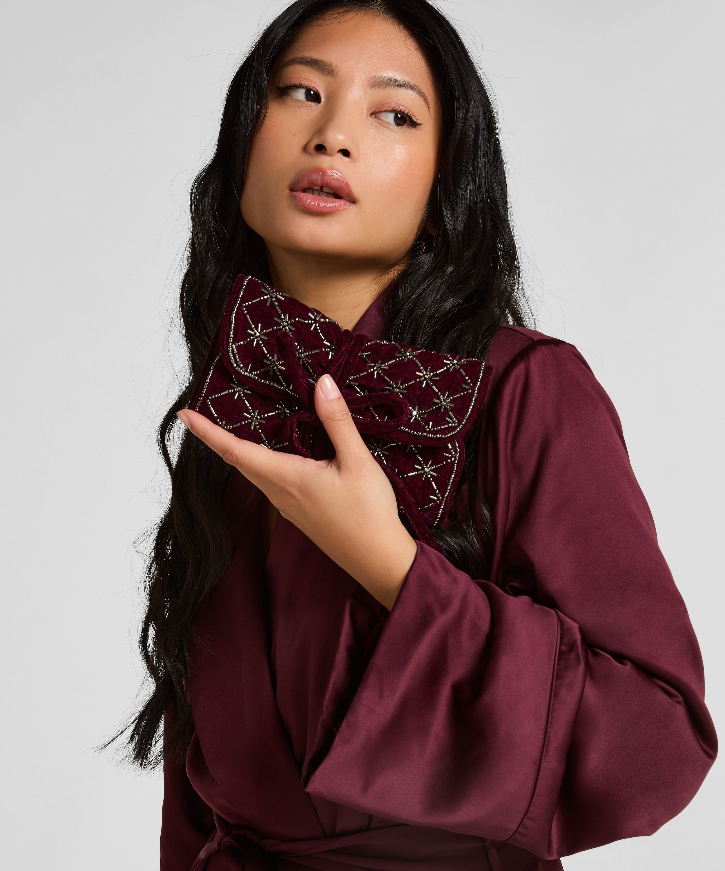 Perlenverziertes Schmuck-Wickeletui, Lila