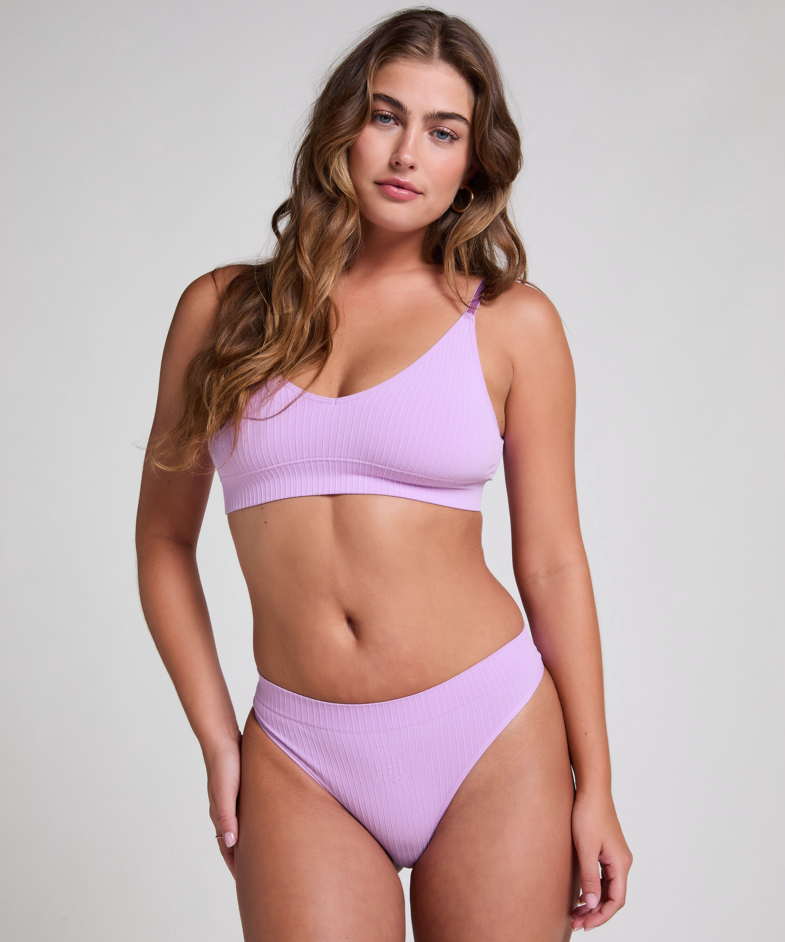 Hoch ausgeschnittener String Dianne