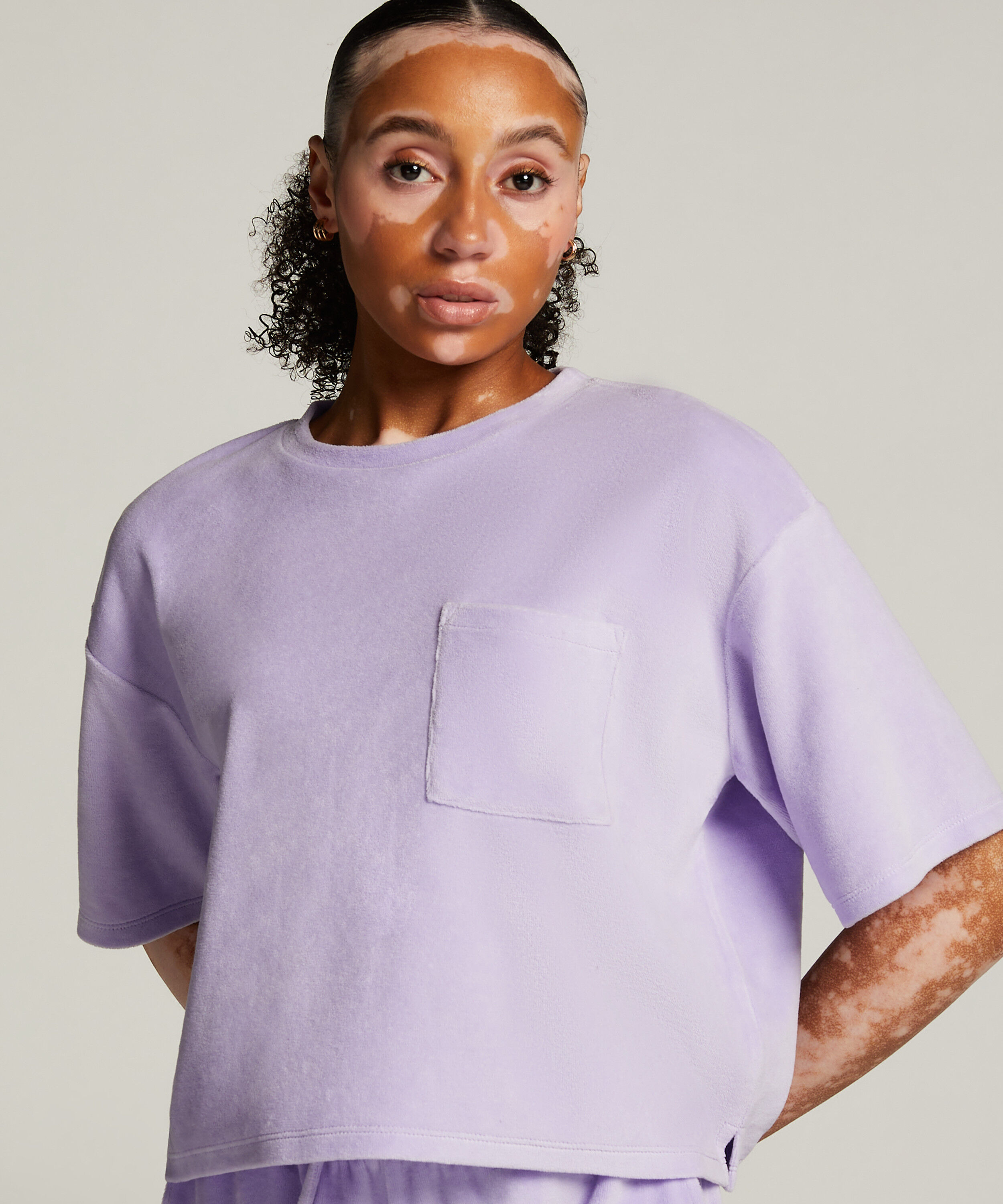 Kurzärmeliges Top aus Velours, Lila Kurzärmeliges Top aus Velours, Lila
