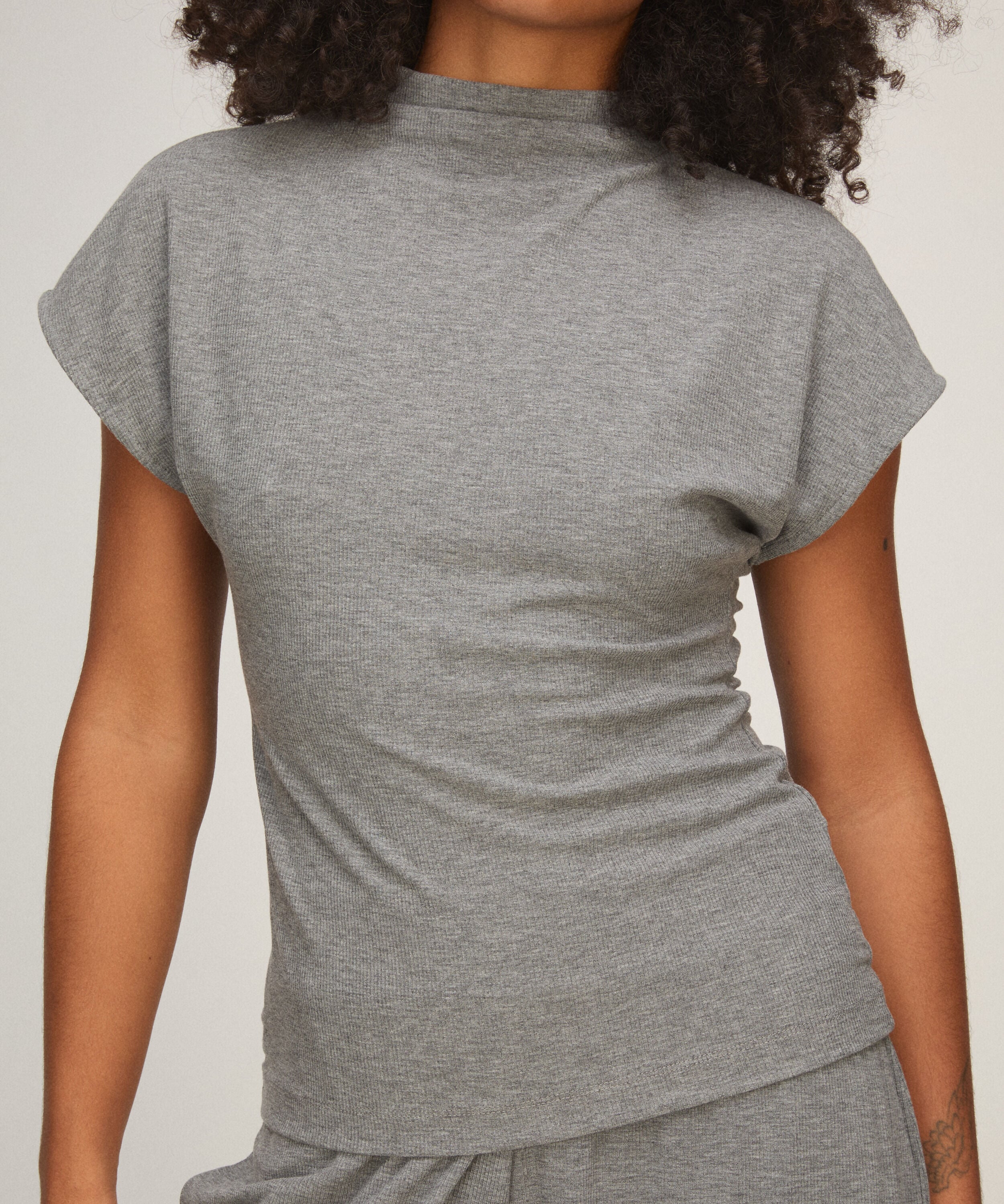 Top mit kurzarm und Ripp‑Mockneck