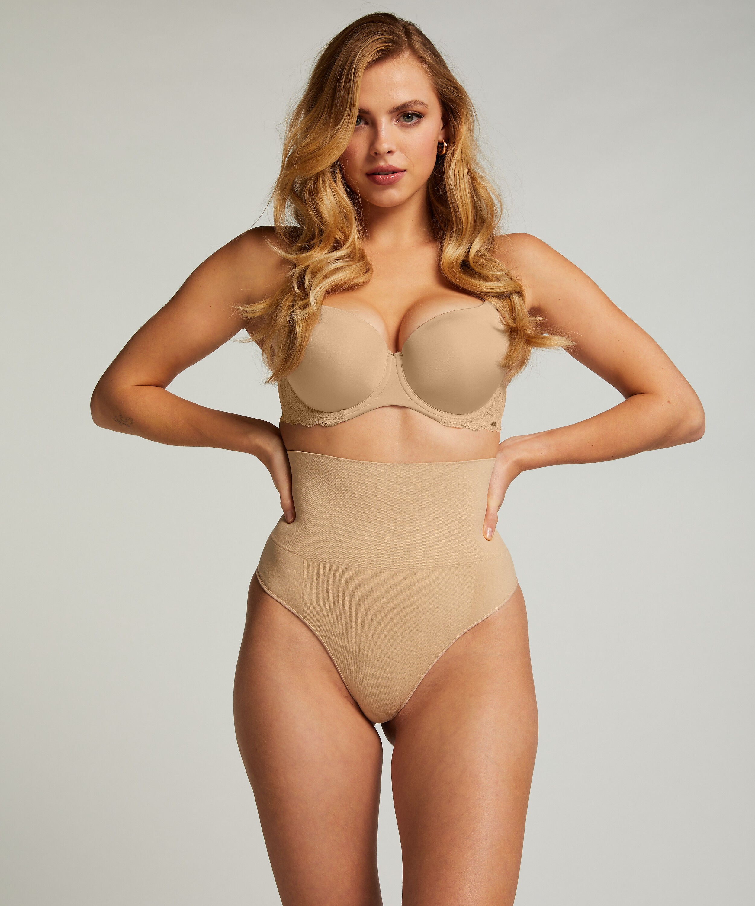 Hoher, straffendes String, seamless, Beige Hoher, straffendes String, seamless, Beige