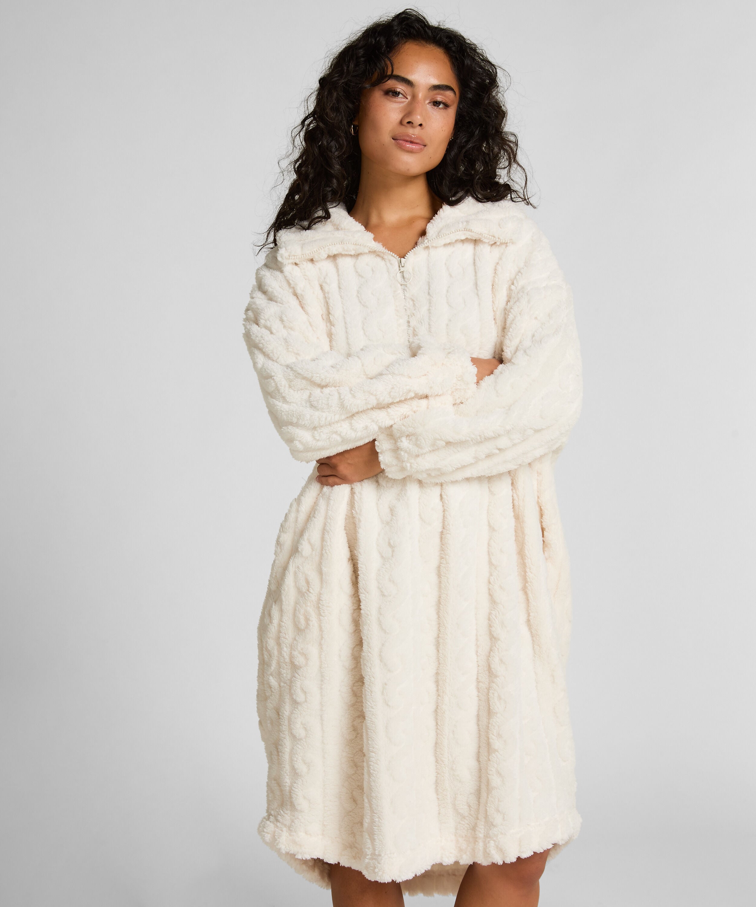 Poncho aus Kabelstrick-Fleece, Weiß Poncho aus Kabelstrick-Fleece, Weiß