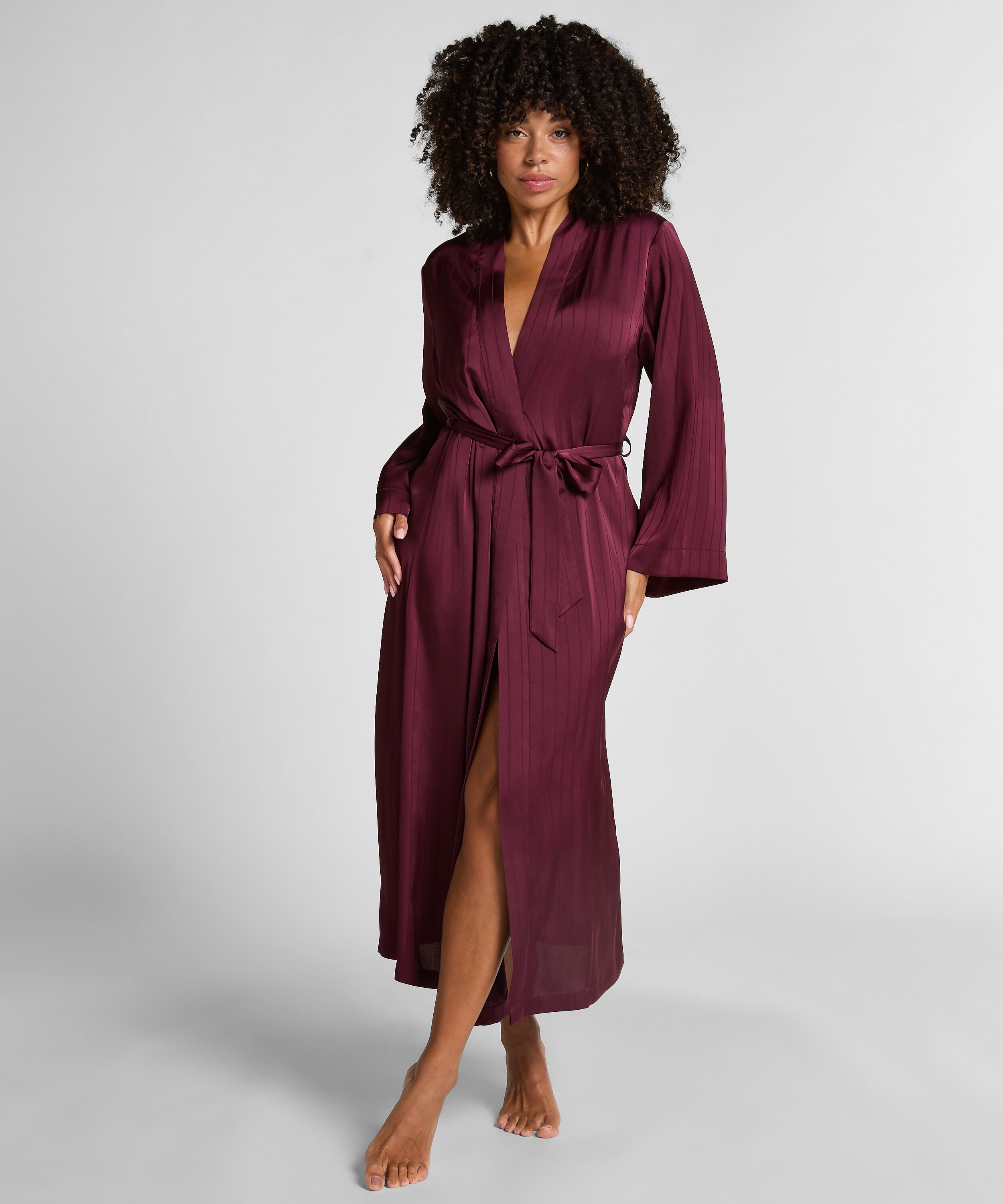 Satin-Kimono mit Nadelstreifen