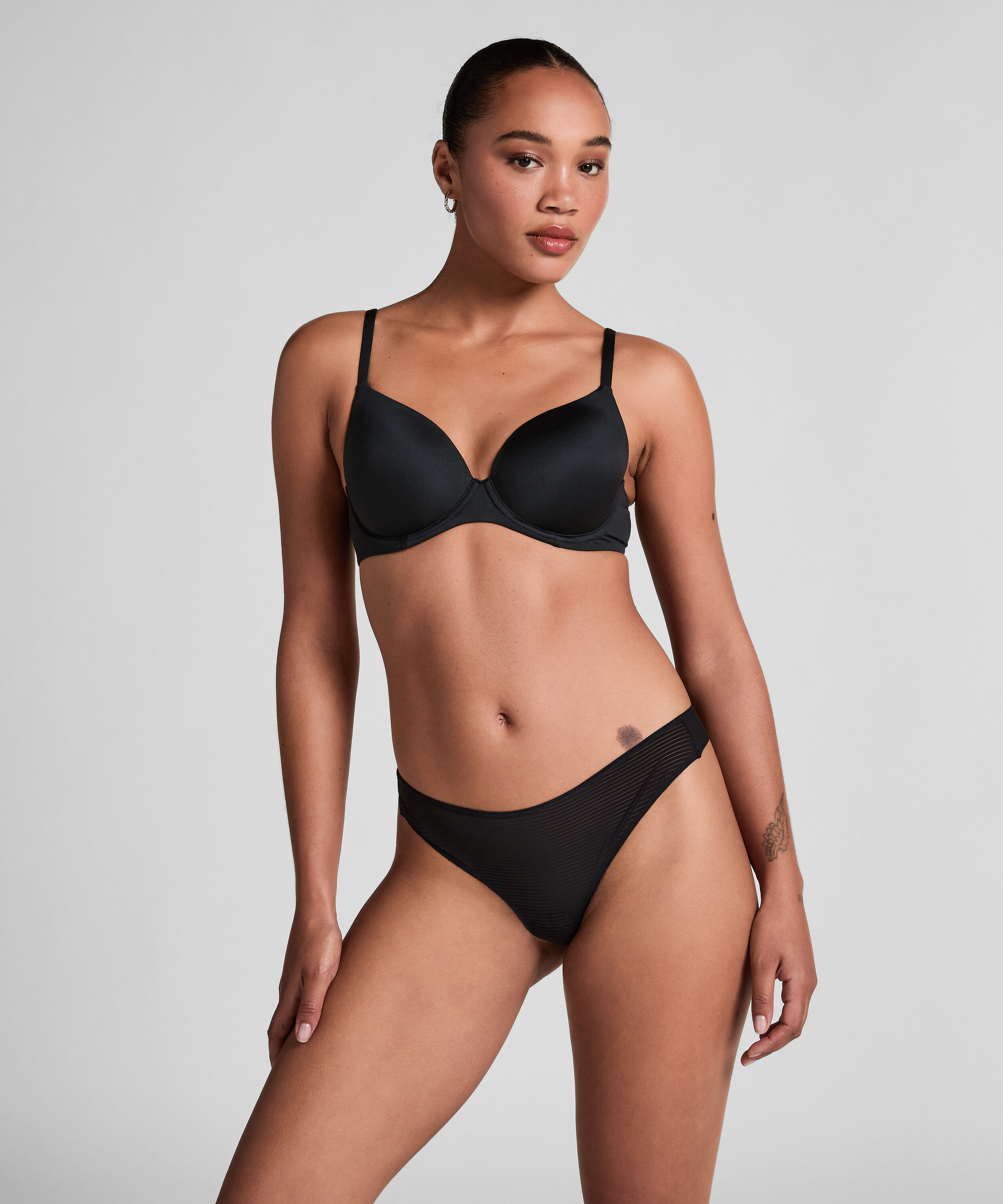 Invisible String Stripe Mesh, Schwarz Invisible String Stripe Mesh, Schwarz