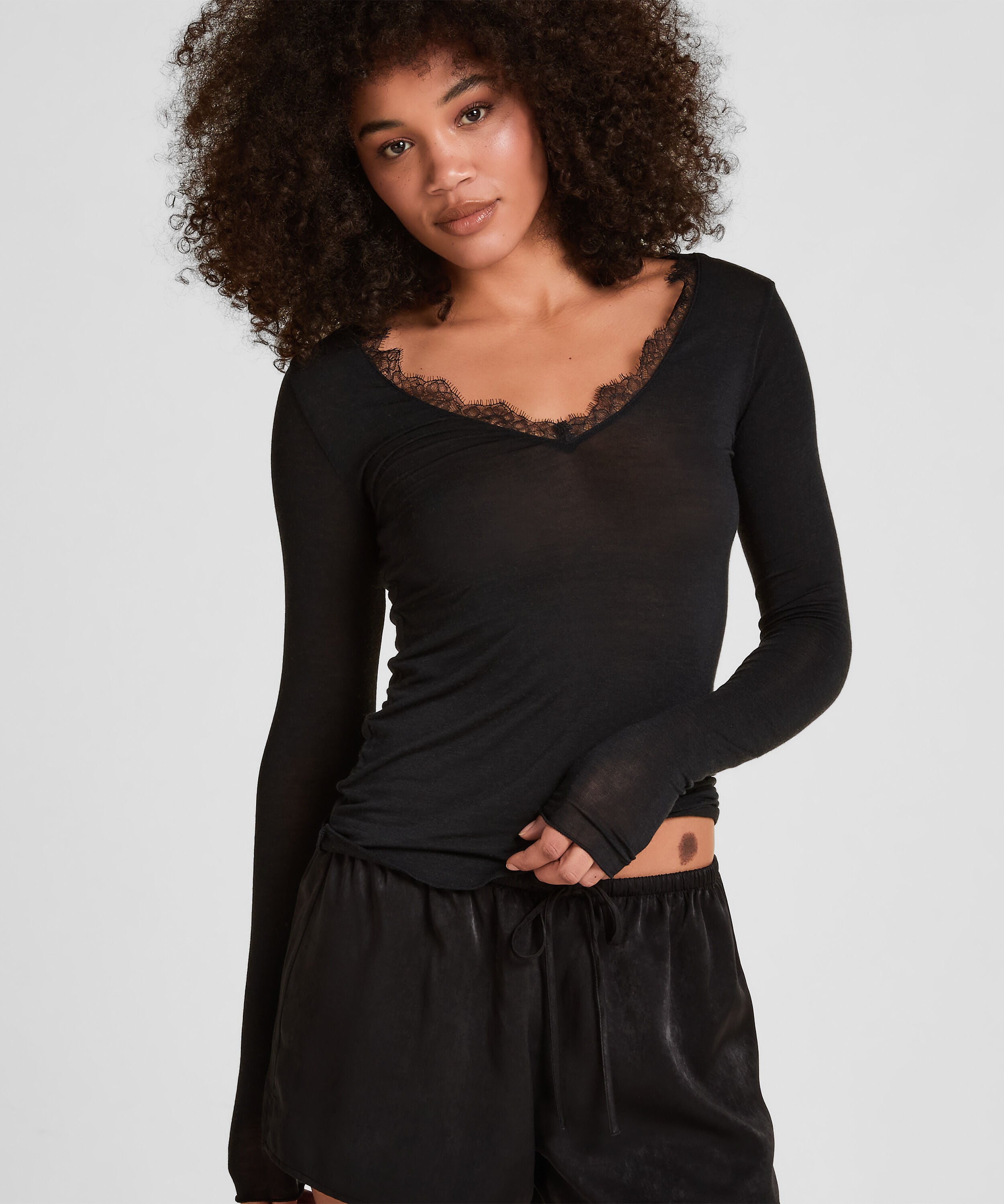 Super Soft Spitzen-Shirt aus Kaschmir-Mix mit V-Ausschnit, Schwarz