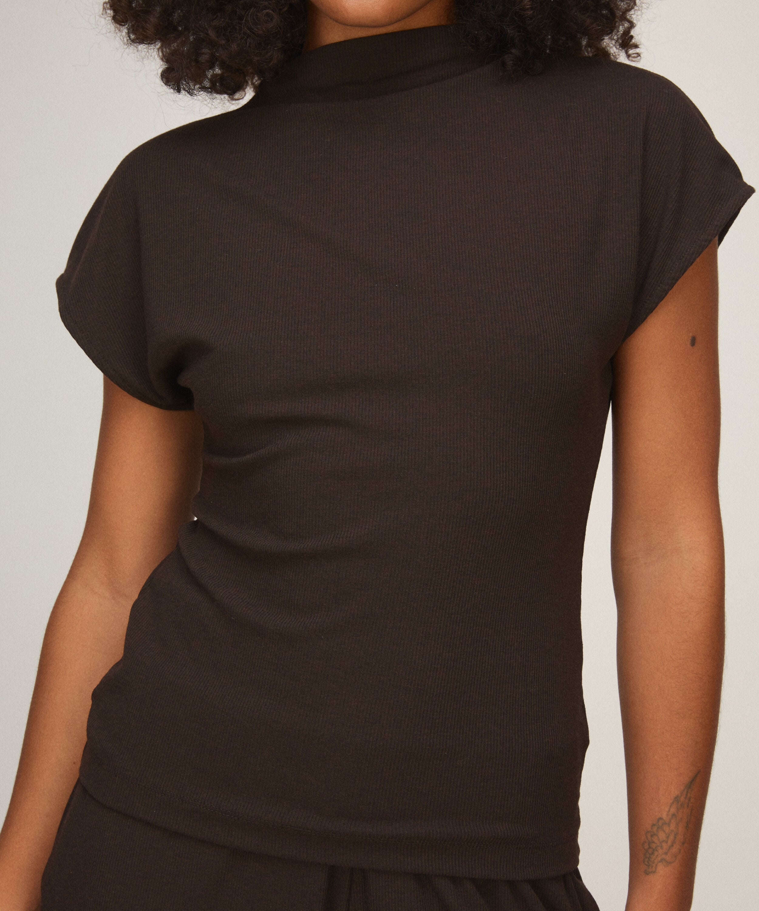 Top mit kurzarm und Ripp‑Mockneck