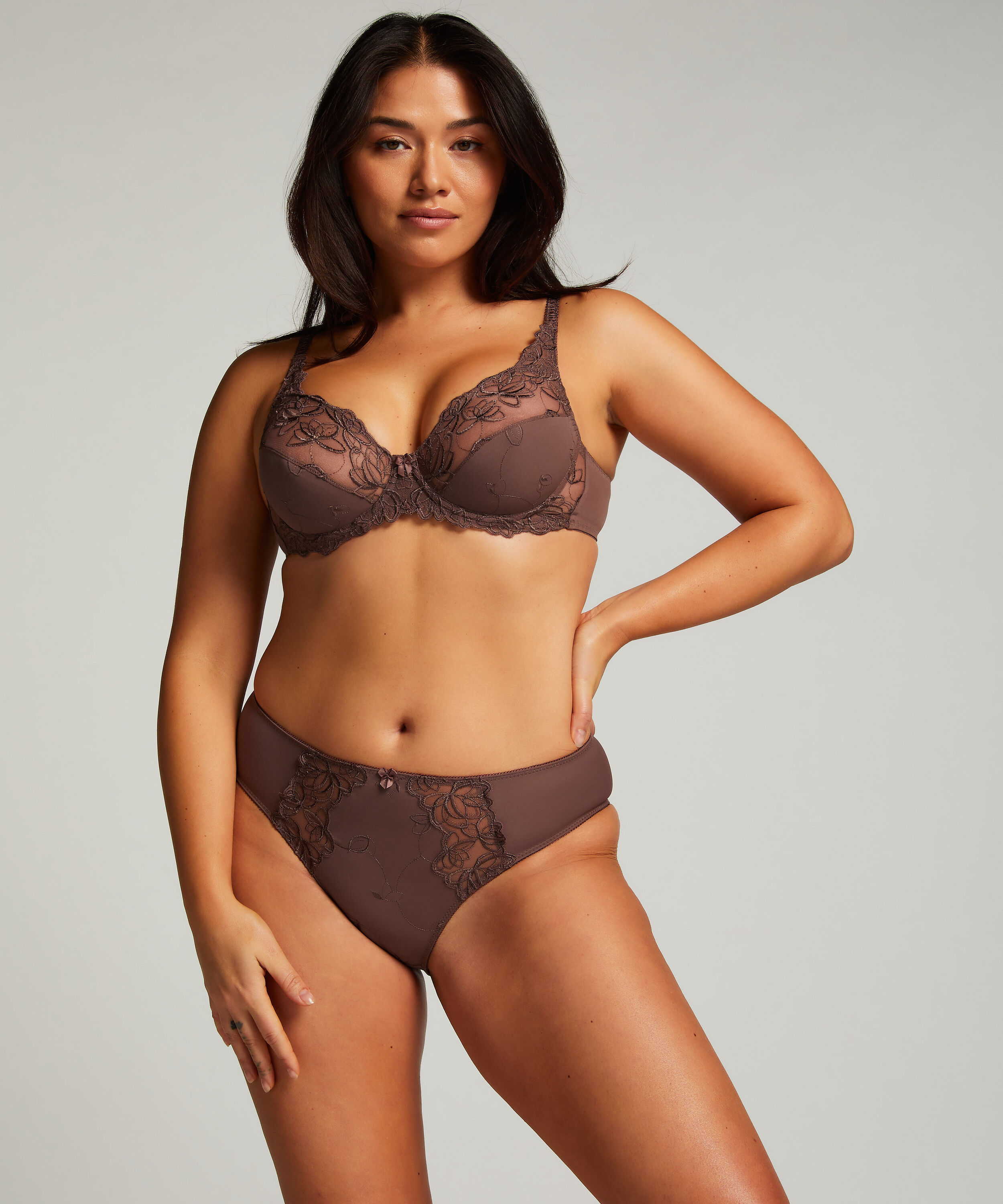 Hochgeschnittener Slip Diva, Braun
