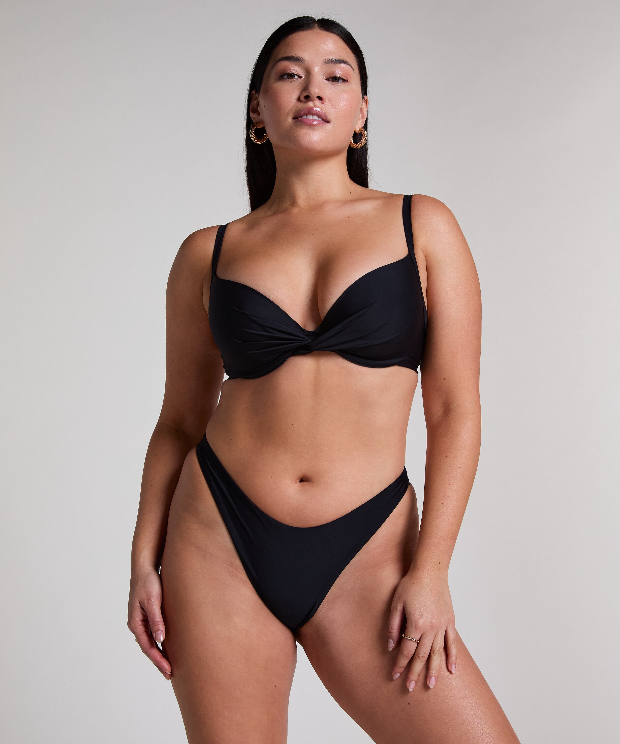 Bikini Slip mit hohem Beinausschnitt Luna, Schwarz Bikini Slip mit hohem Beinausschnitt Luna, Schwarz