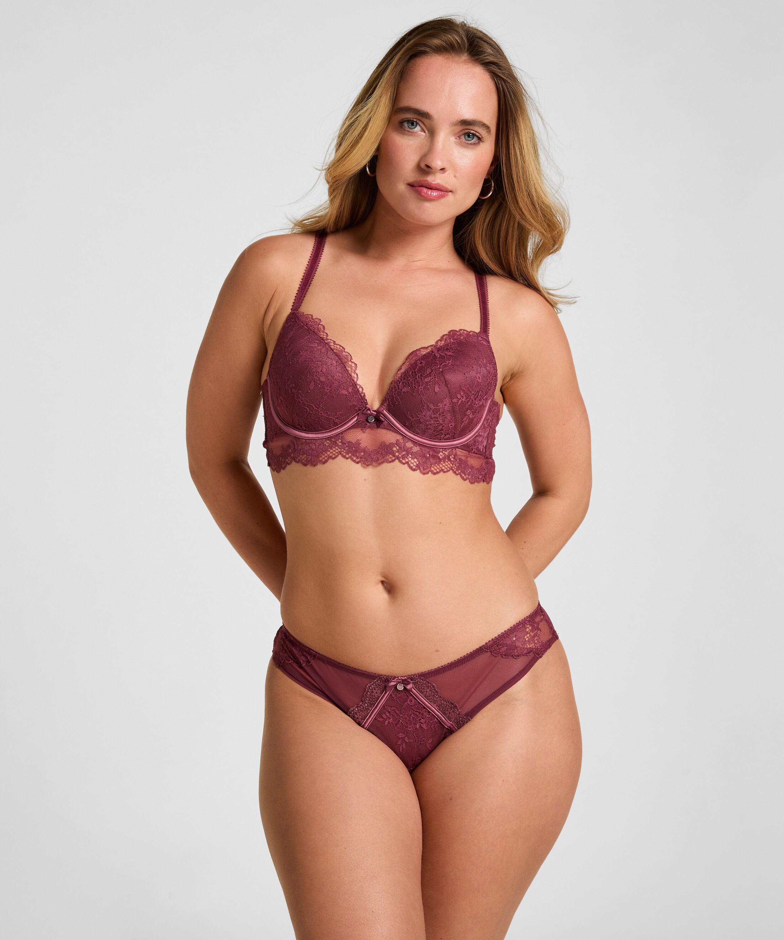 Brazilian Naomi, Lila Brazilian Naomi, Lila