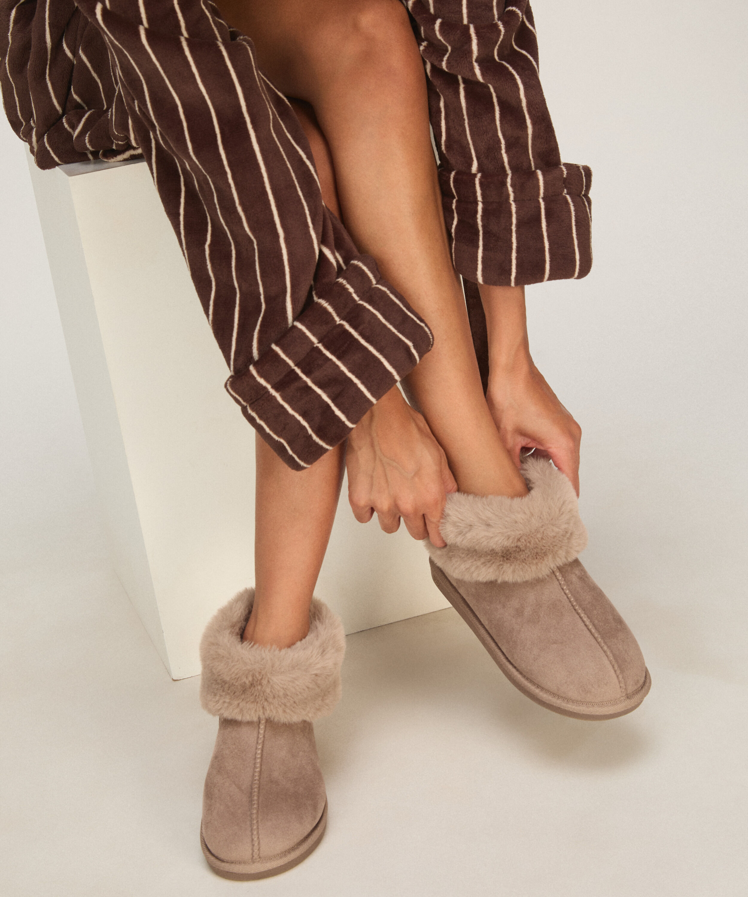 Hausschuhe Boot Faux Suede, Beige