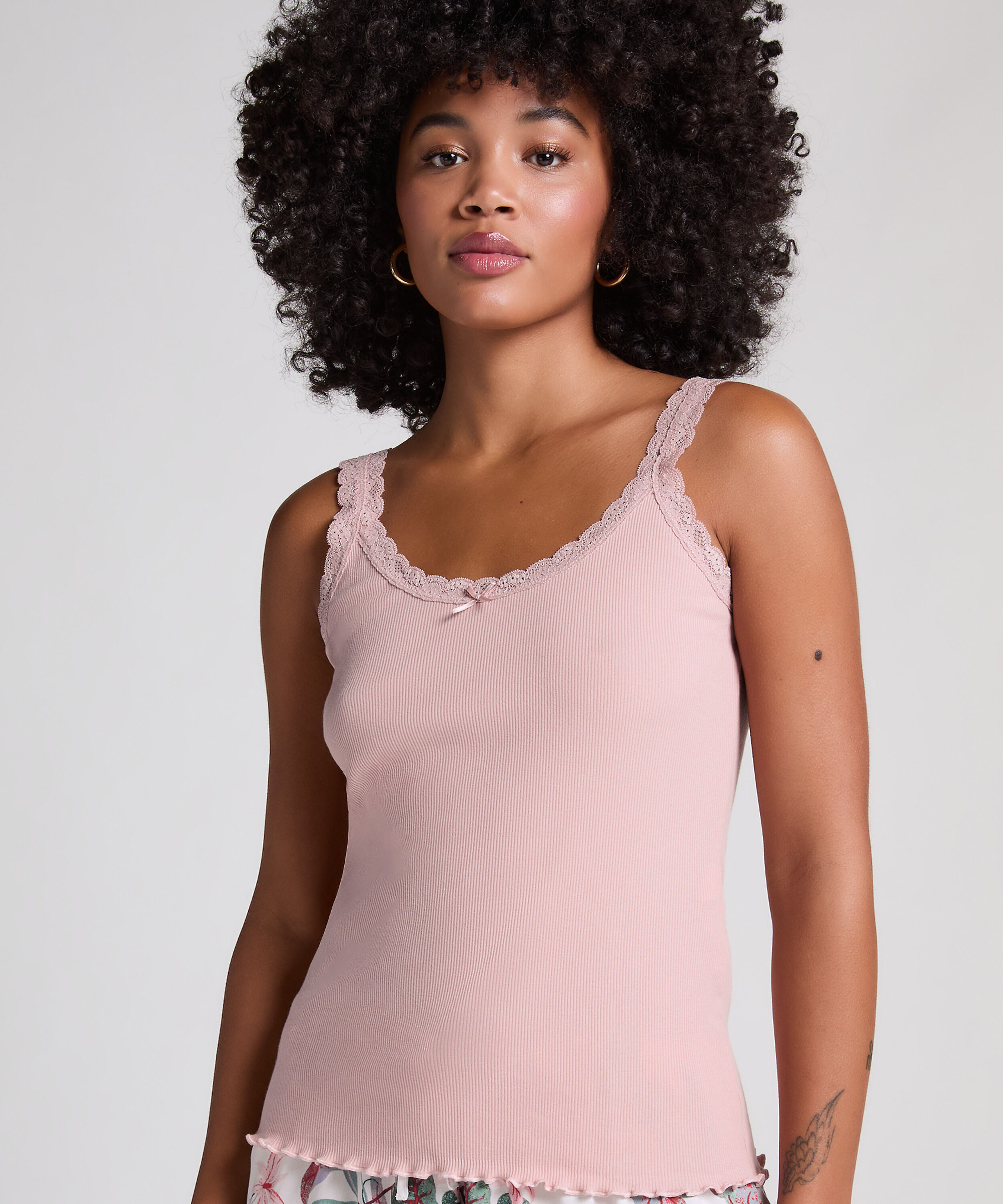 Geripptes Cami mit Spitze, Rosa