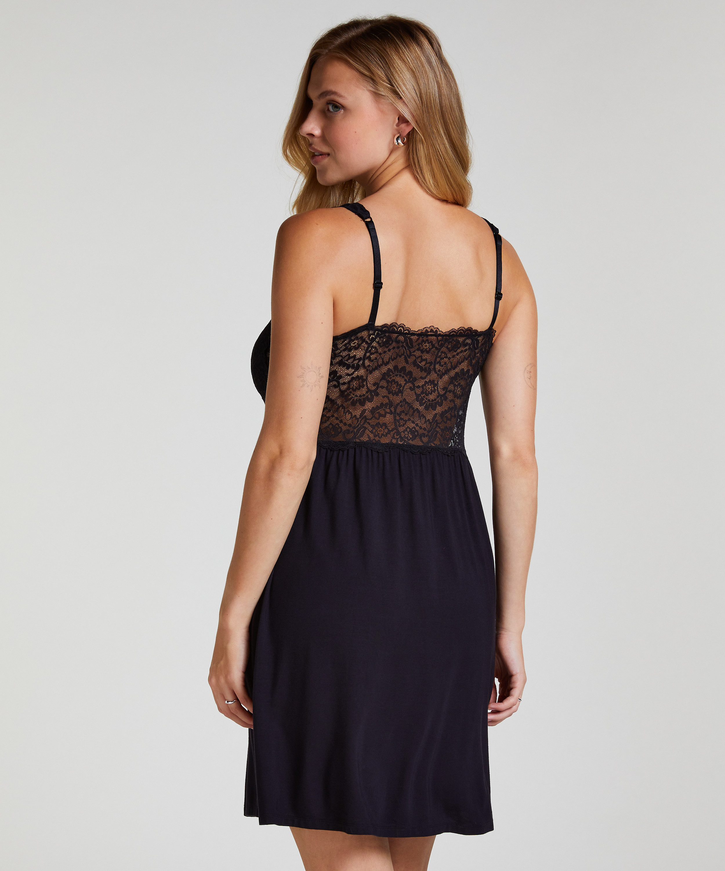 Slipdress Nora Lace Long für 36.99€ - Babydolls & Negligés - Hunkemöller